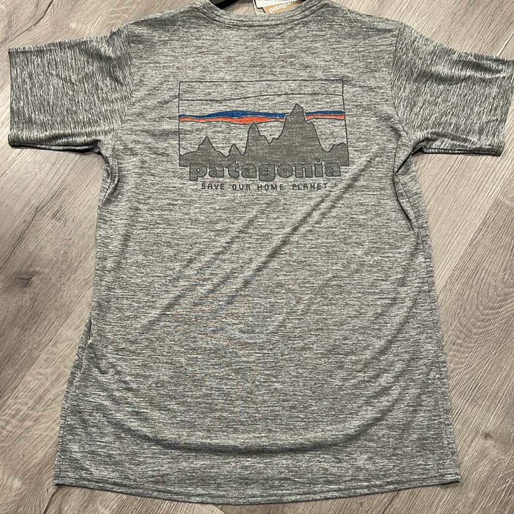 PATAGONIA | Women’s CAP COOL '73 SKYLINE: FEATHER 
DAILY GRAPHIC SHIRT